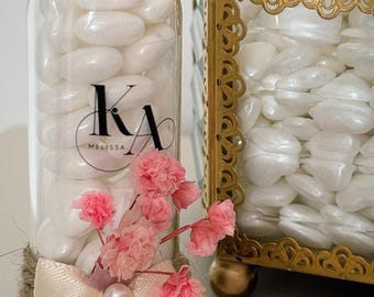 Cadeaux de mariage - Bonbonnières personnalisées avec amandes de Jordanie et bonbons coeur, noms personnalisés, noeuds.