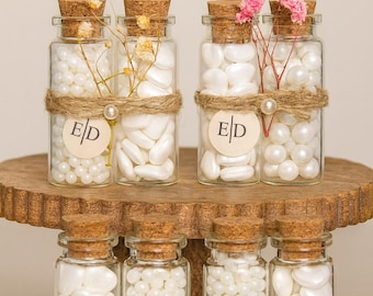 Petits cadeaux de mariage dans un petit pot en verre - Options de ficelle, de fleurs et de ruban rustiques