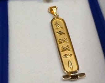 パーソナライズされたゴールドのカルトゥーシュネックレス