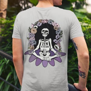 Zen tot op het bot uniseks softstyle T-shirt yoga halloween shirt yoga skelet shirt herfst damesshirt yoga lover tee Trick or treat yoga shirt