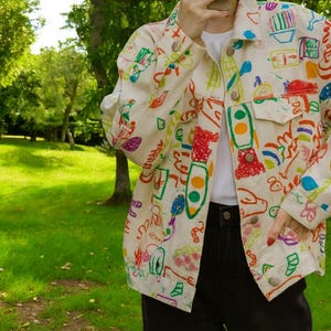 Giacca in denim con graffiti fatta a mano – Streetwear con arte scarabocchiata colorata