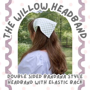 Op de afbeelding: Een dubbelzijdige bandana-stijl hoofdband met een elastische achterkant. De hoofdband is wit en lichtgroen geruit. De tekst op de afbeelding luidt: "THE WILLOW HEADBAND" en "DOUBLE SIDED BANDANA STYLE HEADBAND WITH ELASTIC BACK."