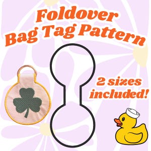 Puede incluir: Gráfico que presenta un patrón de etiqueta de bolsa plegable con el texto "Foldover Bag Tag Pattern" en naranja. Incluye una etiqueta de bolsa de trébol, un contorno negro de una etiqueta de bolsa y un pato amarillo con gorro de marinero. También está presente el texto "2 sizes included!"