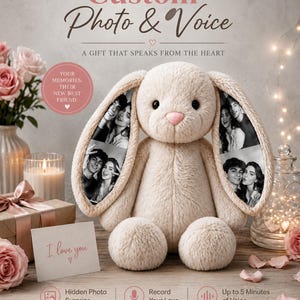 Puede incluir: Un conejo de peluche beige con orejas largas que muestran fotografías en blanco y negro de una pareja. El texto dice Custom Photo & Voice, A GIFT THAT SPEAKS FROM THE HEART, YOUR MEMORIES, THEIR NEW BEST FRIEND, I love you, Hidden Photo Surprise, Record Your Love, Up to 5 Minutes of Voice, BECAUSE SOME MEMORIES DESERVE TO BE HEARD.