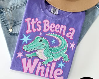 教師向け新学期シャツ、コンフォートカラーズ教師Tシャツ、かわいい学校シャツ、教師Tシャツ、久しぶりのワニTシャツ