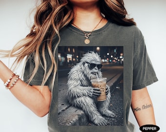 Camiseta Comfort Colors Bigfoot bebiendo café helado, divertida camiseta con meme de animales, para amantes del café y de Bigfoot.