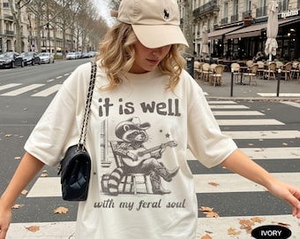 Camiseta "It is Well With My Soul" de Comfort Colors, camiseta divertida cristiana con juego de palabras de animales y estampado de mapache vaquero del oeste.