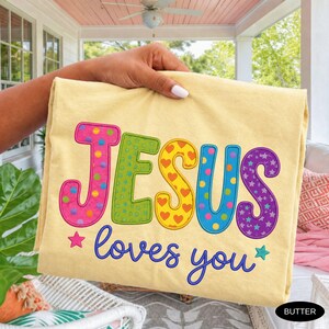 Maglietta cristiana patchwork FAUX, colori comodi, maglietta "Gesù ti ama", regali religiosi per mamme, abbigliamento cristiano per donne