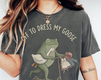 Camiseta Off To Frog de Comfort Colors, camiseta Porch Goose, camiseta con estampado divertido de rana, camiseta Off to Dress My Porch Goose