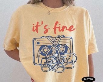 Camiseta retro con estampado de casete, Comfort Colors, camiseta con estampado "It's Fine", camiseta de música de los 90, divertida camiseta con humor de los 80, regalo para amantes de la música de los 80