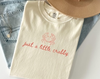 Una pequeña camiseta con estampado de cangrejo, Comfort Colors TeeHot Girls Summer Shis, conjunto minimalista de playa.