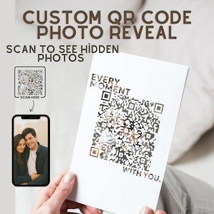 Könnte beinhalten: Eine weiße Karte mit einem QR-Code und den Worten "EVERY MOMENT WITH YOU." Die Karte wird von einer Person in den Händen gehalten. Das Bild zeigt auch ein Telefon, das ein Foto und den Text "CUSTOM QR CODE PHOTO REVEAL SCAN TO SEE HIDDEN PHOTOS" anzeigt.