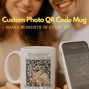 Op de afbeelding: Witte keramische mok met een aangepaste foto QR-code. De mok heeft de tekst "EVERY MOMENT WITH YOU" en een QR-code. Een smartphone scant de QR-code. De tekst "Custom Photo QR Code Mug - SHARE MOMENTS IN EVERY SIP" staat bovenaan.