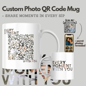 Könnte beinhalten: Weiße Keramik-Tasse mit einem QR-Code und dem Text "EVERY MOMENT WITH YOU". Die Tasse hat einen Henkel und eine kleinere Version des gleichen Designs. Das Bild zeigt auch ein Telefon, das Fotos anzeigt, die durch Scannen des QR-Codes enthüllt werden.