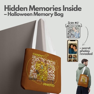 Könnte beinhalten: Eine orangefarbene Tragetasche mit weißen Trägern, die ein QR-Code-Design und die Worte "CANDY PHOTO" aufweist. Die Tasche ist Teil einer "Halloween Memory Bag"-Kollektion mit dem Text "Hidden Memories Inside". Ein Telefon zeigt Fotos.