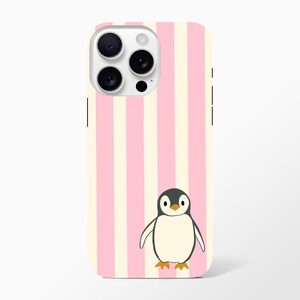 Könnte beinhalten: Eine Handyhülle mit vertikalen Streifen in Rosa und Creme. Am unteren Rand ist ein Cartoon-Pinguin mit schwarzem Kopf, weißem Körper und orangefarbenen Füßen abgebildet. Die Hülle hat einen Kameraausschnitt.