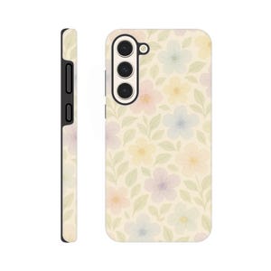 Könnte beinhalten: Eine Handyhülle mit einem Blumenmuster. Die Hülle ist weiß mit pastellrosa, gelben, blauen und violetten Blumen. Die Handyhülle hat einen Ausschnitt für die Kamera.