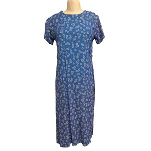 Blå blommig midiklänning i vintagestil med korta ärmar och knappdetalj i sidan, insamling till utbildningsprogram för hållbart mode