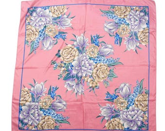 Bufanda vintage floral rosa con detalles en azul y beige, cuadrada de 76 cm