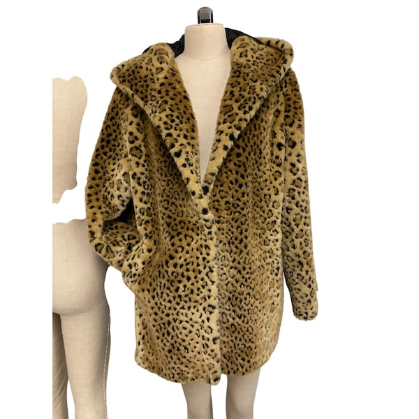 Duży damski płaszcz ze sztucznego futra z nadrukiem w panterkę i kapturem Vintage East 5th