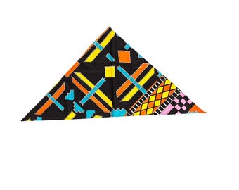 Pañuelo para la cabeza vintage geométrico multicolor con base negra llamativa y patrones vibrantes.