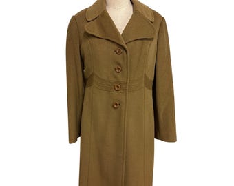 Vintage brun ullkappa med knappar, bred krage och midjedetaljer för damer. Insamling till stöd för hållbart mode.