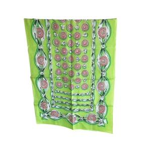 以下が含まれることがあります： ライムグリーンのスカーフ。赤と白の花柄メダリオンと装飾的なボーダーの繰り返し模様。シルクのような光沢があり、さまざまなスタイリングオプションに適したクラシックなデザインです。