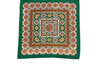 Vintage quadratischer Schal mit verzierten mehrfarbigen geometrischen Mustern Grüner Rand Kopfbedeckung