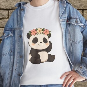 Camiseta de Panda Kawaii – Panda adorable con corona de flores – Camiseta estética de animales – Regalo para amantes de los pandas – Ropa kawaii en tonos pastel suaves