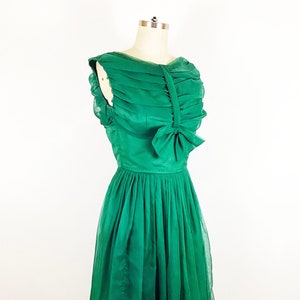1950s Emerald Green Gathered Fit and Flare Nylon Chiffon Cocktail Party Dress Bow Retro 50s Elegant Pin Up Vintage / Size XS Waist 24&quot;