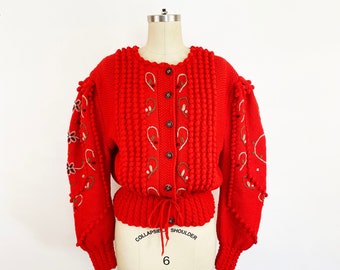 Cardigan en tricot de laine rouge trachten Wolkenstricker bavarois en laine pop-corn des années 1980 cardigan folklorique broderie florale manches évêque / taille très grande