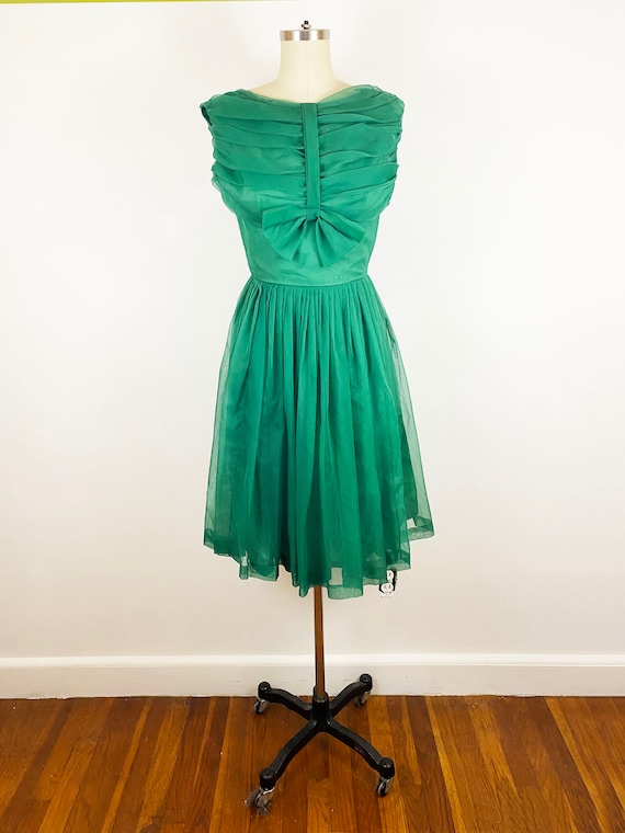 1950s Emerald Green Gathered Fit and Flare Nylon Chiffon Cocktail Party Dress  Bow Retro 50s Elegant Pin up Vintage / Size XS Waist 24 -  Finland