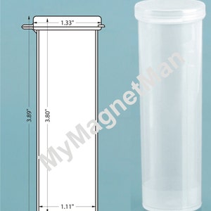 Peut inclure: Un récipient en plastique transparent avec un couvercle, mesurant 9,88 cm de haut, 3,38 cm de large et 2,82 cm de diamètre. Le récipient est conçu pour ranger de petits objets.