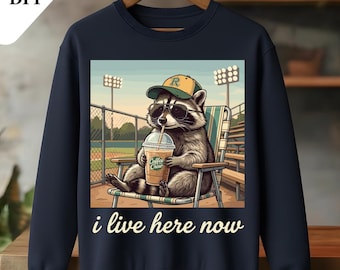 Mapache divertido jugando al béisbol (PNG), gráfico de animal en el campo de béisbol, diseño de camiseta con humor deportivo (producto digital).