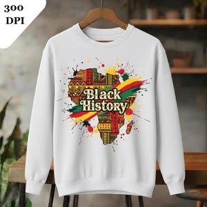 Könnte beinhalten: Weißes Sweatshirt mit einer farbenfrohen Afrika-Karte und dem Text "Black History". Die Karte ist mit traditionellen Mustern in Rot, Grün, Gelb und Schwarz verziert, mit Farbspritzern um das Design.