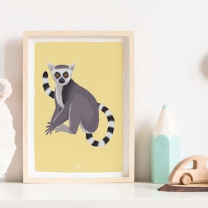 Stampa artistica da parete moderna con un lemure per una casa boho colorata, illustrazione di un animale giocoso in giallo pallido, arte naturalistica eclettica per bambini e adulti.
