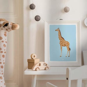 Stampa artistica da parete con giraffa safari per camerette eclettiche, poster minimalista con giraffa blu per camerette moderne, illustrazione moderna di animali boho