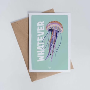 Puede incluir: Tarjeta de felicitación con una ilustración de medusa colorida y la palabra "WHATEVER" en blanco sobre un fondo verde agua. La medusa es de color púrpura, naranja y azul. Incluye un sobre marrón.