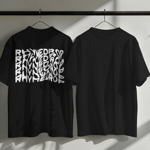 Può includere: Due magliette nere appese a un'asta. Una maglietta ha il testo bianco "RHYMEDROP" in un design ondulato sul retro. L'altra maglietta è nera tinta unita. Le magliette sono esposte su un muro bianco con ombre.