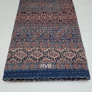 Peut inclure: Un tissu en coton bleu et rouge à motifs avec une bordure blanche. Le tissu présente un motif indien traditionnel et est parfait pour le quilting ou d'autres travaux d'artisanat.