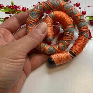 Dunkelgraue Dreadlocks Hülle mit Orangen Faden für Boho, Elfcore, Festival, Cosplay Haare
