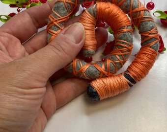 Graue Dreads aus Wolle mit Orangen Faden: Boho Filz Dread Hülle