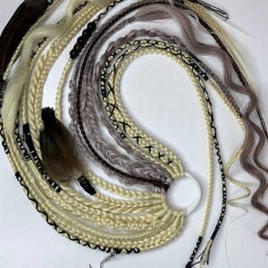 Blonde boho Viking-gevlochten paardenstaart – synthetische dreadlockverlenging met kralen, bedels en veren – cosplay festivalhaarstukje