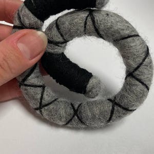 Grau & Schwarz Wolle Dreadlock Verlängerung: Boho Zopf Wrap