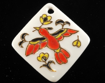 Colgante vintage de porcelana pintada a mano con pájaro volando en hoja de oro de 2 1/4 x 2 1/2"