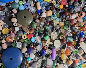 Lote de cuentas varias, vidrio, madera, algunos alfileres, 5 onzas, para hacer joyas.