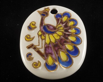 Colgante vintage de porcelana pintada a mano con borde de hoja de oro y pavo real de 2" x 2 1/2"