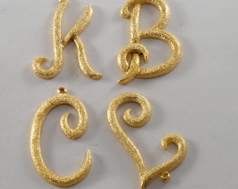 Lote de 4 colgantes con monograma de letras en tono dorado vintage "B J C K" de 1 1/8" a 1 5/8" para reutilizar
