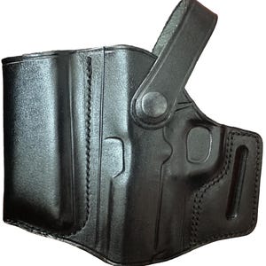 Op de afbeelding: Een zwart lederen holster met een gevormde uitsparing voor een vuurwapen, een versterkt zijvak en een veiligheidsriem met een metalen drukknoopsluiting. Het holster is voorzien van een verticale riemsleuf aan de zijkant en zichtbare stiksels.