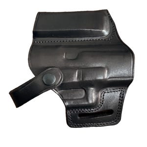 Op de afbeelding: Een zwart lederen holster met gevormde contouren voor een vuurwapen, een verstevigde gestikte rand en een enkele verstelbare riem die is vastgezet met een zwarte metalen drukknoop. Het ontwerp bevat een rechthoekige riemsleuf aan de basis.